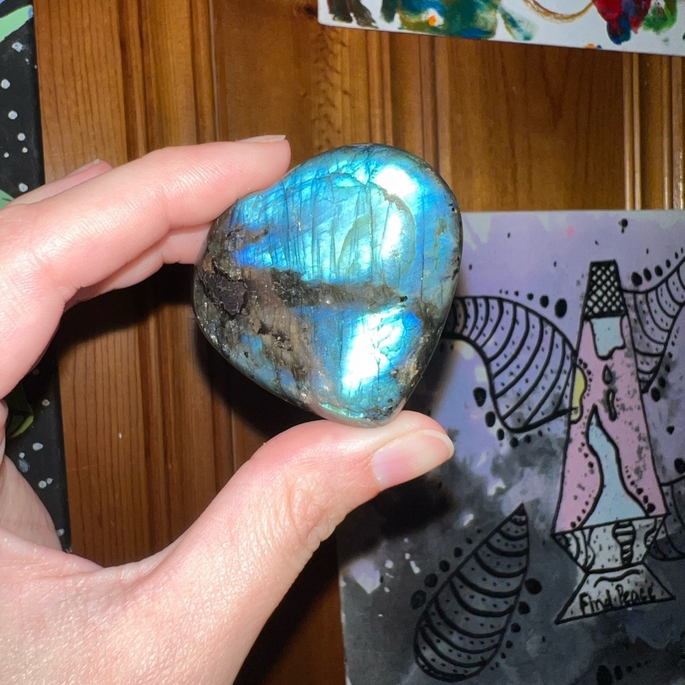 Bright blue labradorite heart 💙🩵